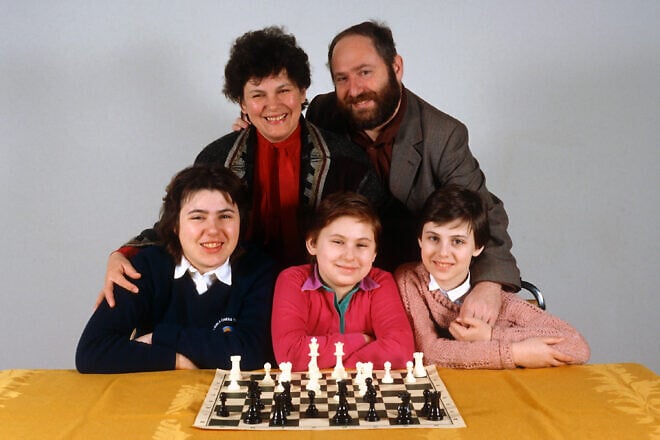Susan, Judit and Sofia Polgar with their parents, Klara and Laszlo, in New York City, on July 8, 1992. Photo by Yvonne Hemsey/Getty Images.
