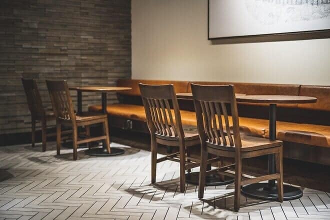 Interior of a coffeehouse. Credit: tianya1223/Pixabay.