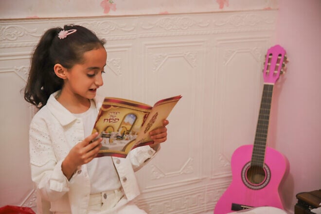 A girl recites the four questions at Passover. Photo by Laura Ben David/Jewish Life Photo Bank.