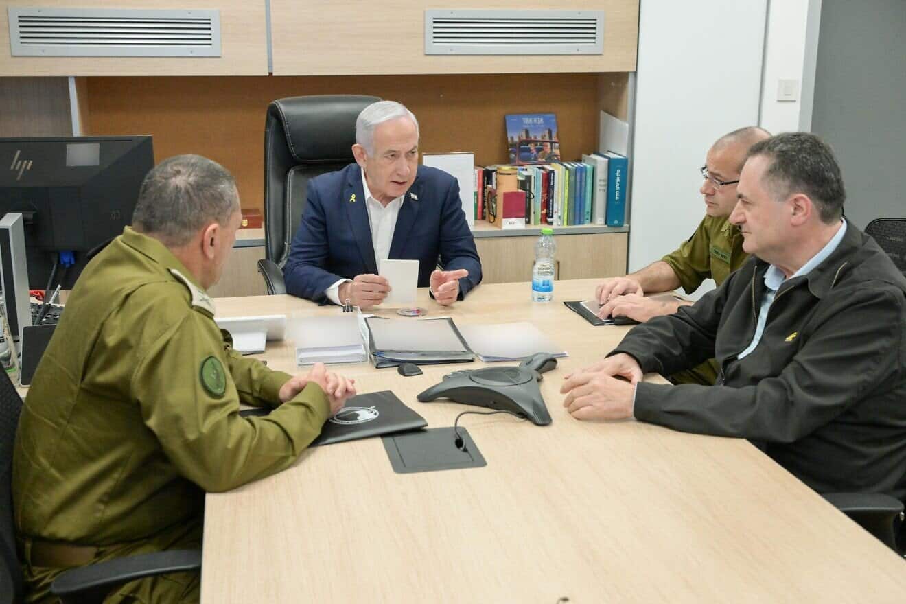 Prime Minister Benjamin Netanyahu holds a security assessment at the Kirya  in Tel Aviv with Defense Minister Israel Katz and senior security officials, March 18, 2023. Photo: Maayan Toaf/GPO.