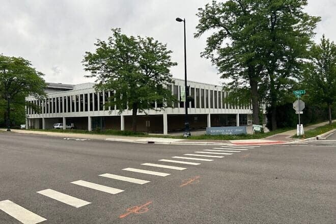Northbrook Public Library. Credit: CL Minecraft via Wikimedia Commons.