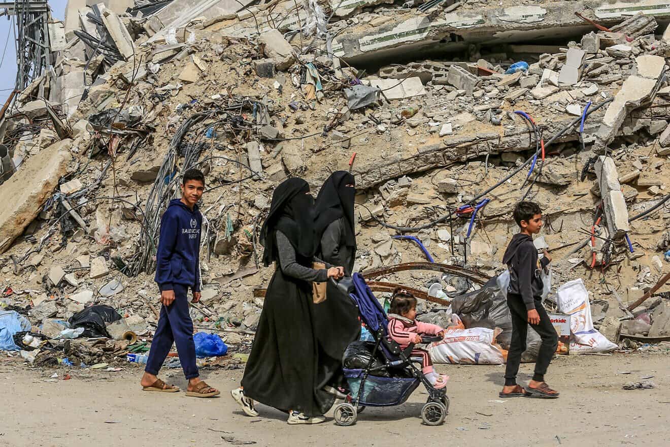 Gazans shop for food at the market in Khan Yunis during Ramadan, March 6, 2025. Photo by Abed Rahim Khatib/Flash90.