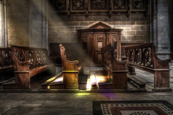 Pews in church. Credit: ClikcerHappy/Pixabay.