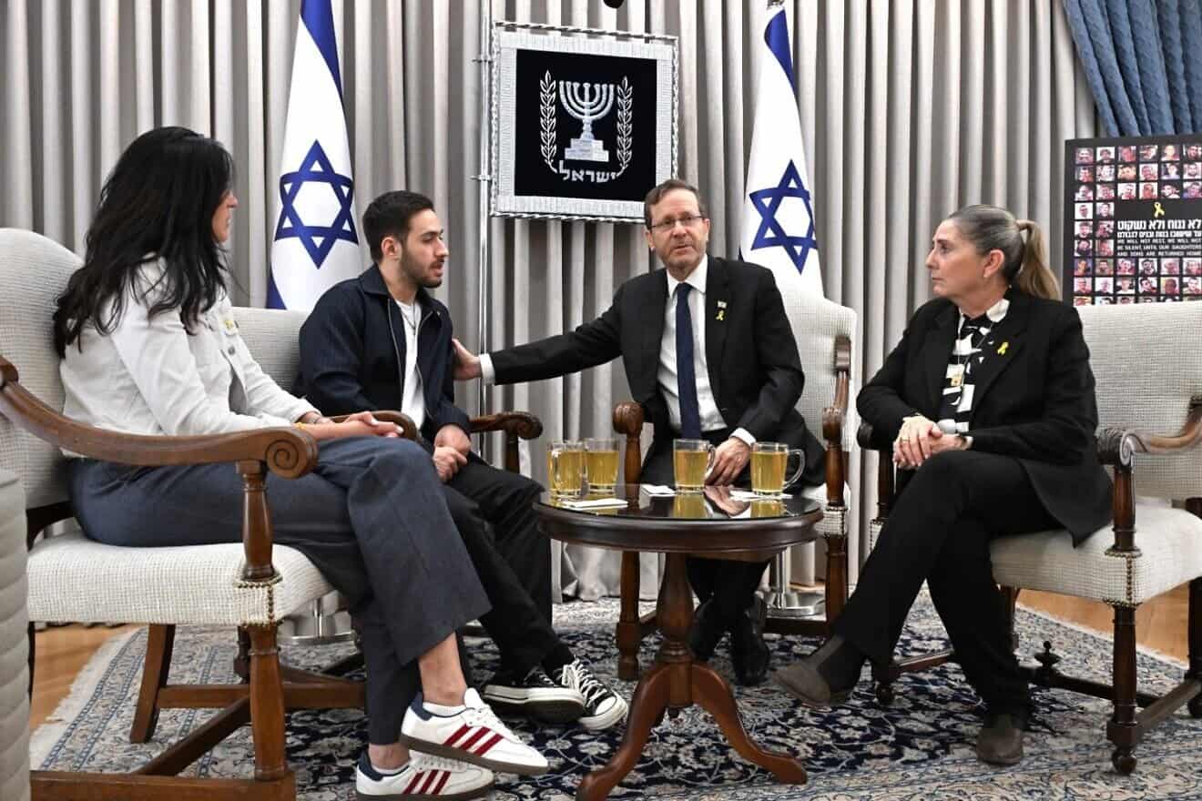 Released Hamas hostage Omer Shem Tov and his mother, Shelly, with Israeli President Isaac Herzog and his wife, Michal, at the President's Residence in Jerusalem, March 24, 2025. Photo by Avi Kaner/GPO.