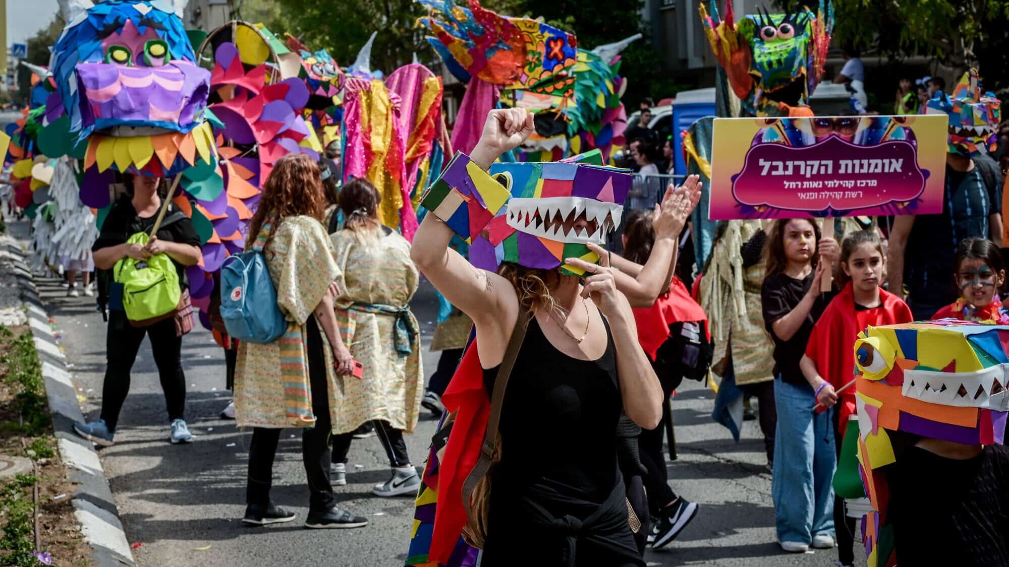 Israelis enjoy the Purim parade in the city of Holon, south of Tel Aviv, March 7, 2023. Photo by Avshalom Sassoni/Flash90.