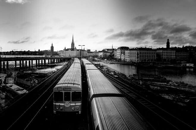 A train approaches the city of Stockholm. Credit: johnNaturePhotos/Pixabay.