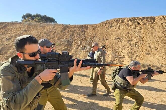 A Magen48 team training together with the IDF. Courtesy of Magen48.