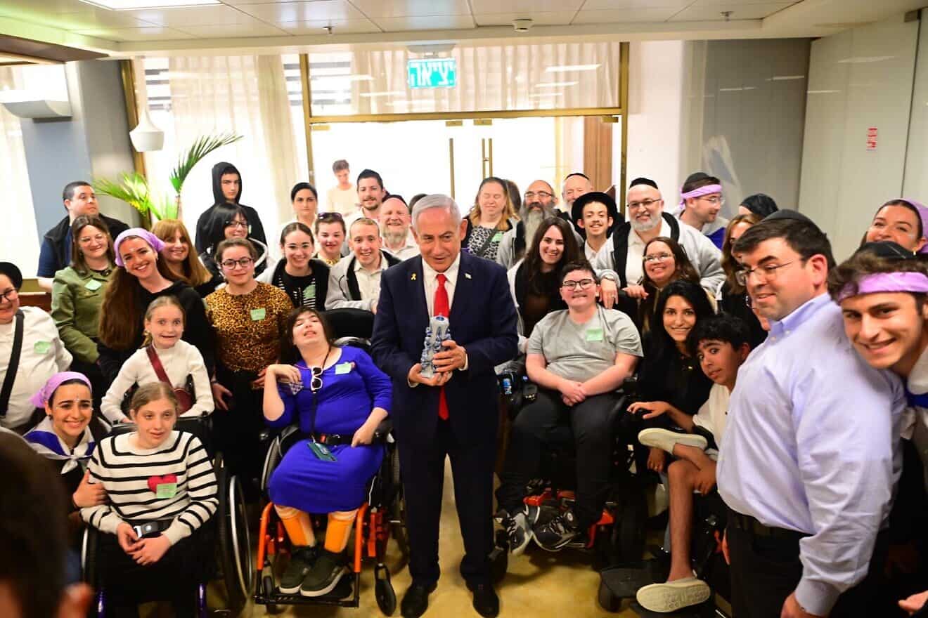 Chai Lifeline's Wish at the Wall participants presented Israeli Prime Minister Benjamin Netanyahu with a Havdalah candle they made. Credit: Courtesy of Chai Lifeline.