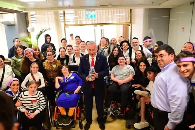 Chai Lifeline's Wish at the Wall participants presented Israeli Prime Minister Benjamin Netanyahu with a Havdalah candle they made. Credit: Courtesy of Chai Lifeline.