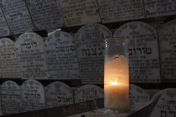 A candle is lit on Holocaust Remembrance Day in Jerusalem. April 30, 2008. Photo by Daniel Dreifuss/Flash90.