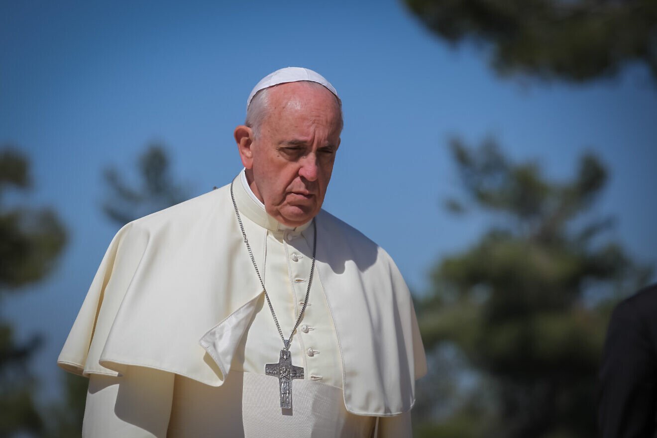 Pope Francis arrives to a visit at the grave of Theodor Herzl at the Mount Herzl military cemetery in Jerusalem on May 26, 2014. Photo by Uri Lenz/Pool/Flash90.