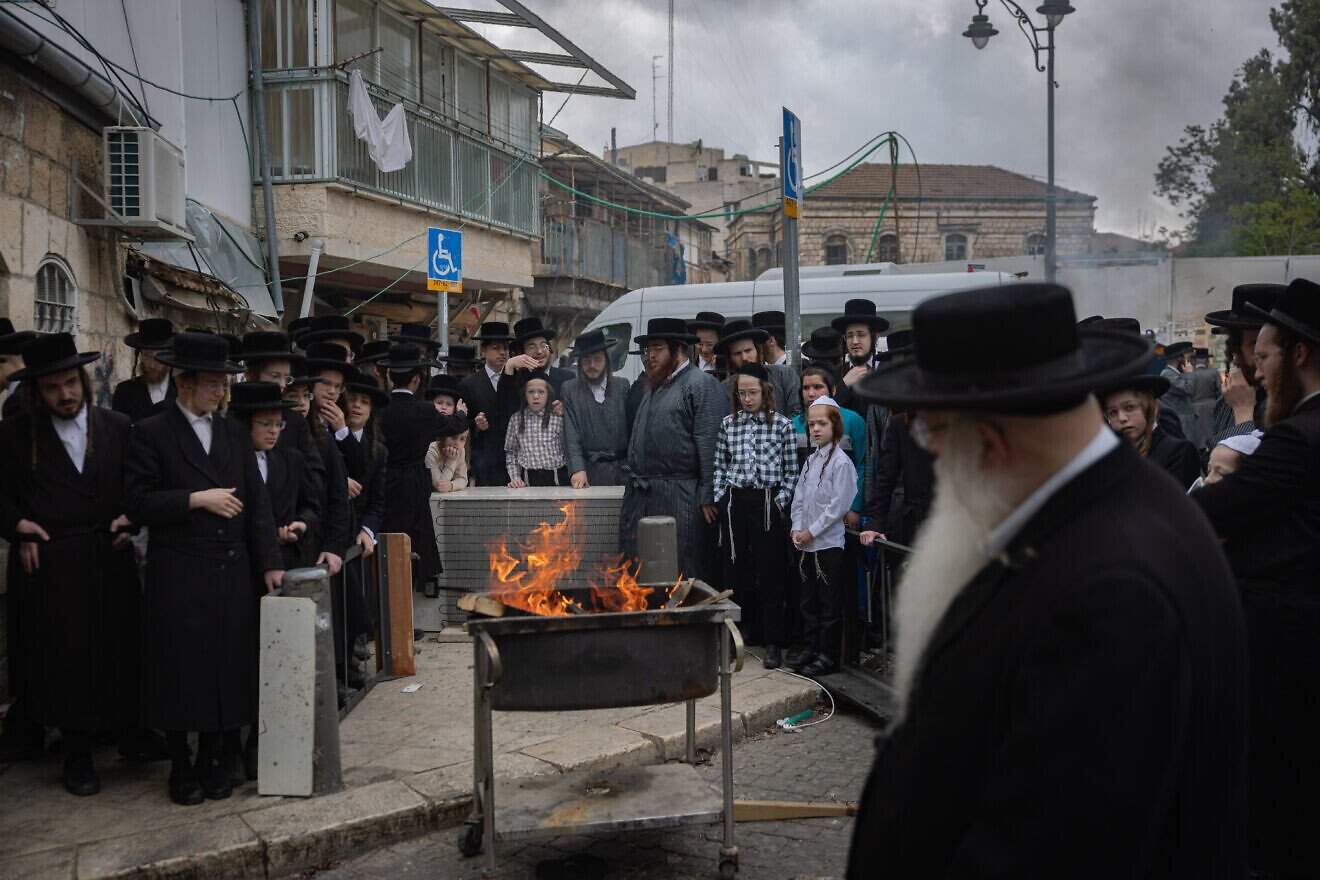 Jews burn leavened items in a final preparation before Passover in the Mea She'arim neighborhood of Jerusalem, April 11, 2025. Photo by Chaim Goldberg/Flash90.
