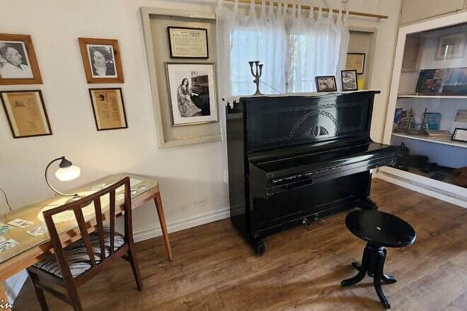 The house of Israeli singer and songwriter Naomi Shemer, who died in 2004. Credit: Zeev Stein/ PikiWiki: Israel Free Image Collection Project via Wikimedia Commons.