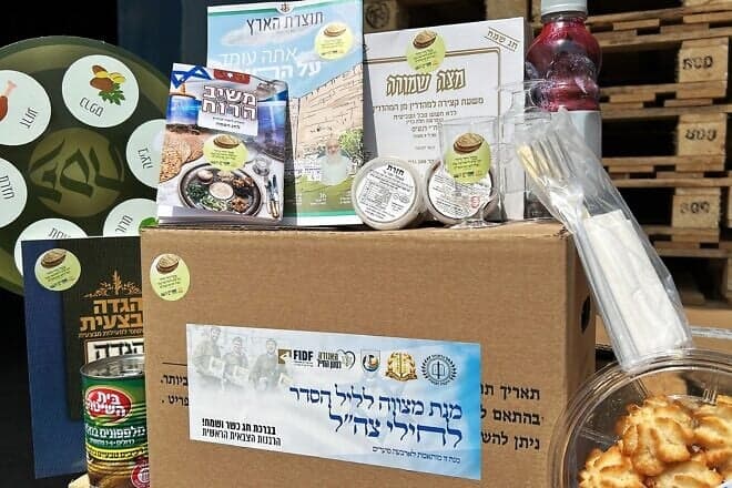 A Passover seder plate for soldiers in the Israel Defense Forces. Credit: IDF Rabbinate.