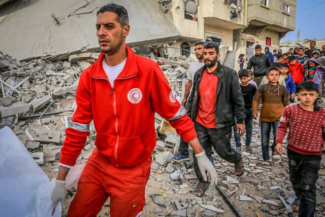 Palestinians and Red Crescent crews in the Gaza Strip retrieve bodies from the rubble of the Abdul Hadi family home after an Israeli airstrike that killed 11 people, including journalist Islam Miqdad, April 6, 2025. Photo by Abed Rahim Khatib/Flash90.