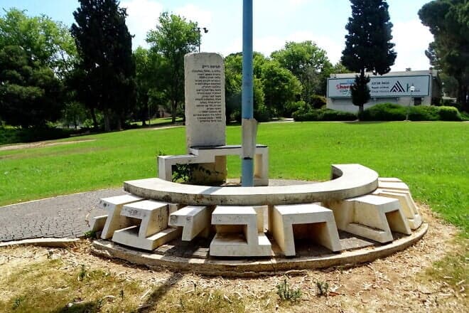 A monument to Haviva Reik in Givat Haviva. Credit: Zalmanson Zeller via the PikiWiki Israel and Wikimedia Commons.