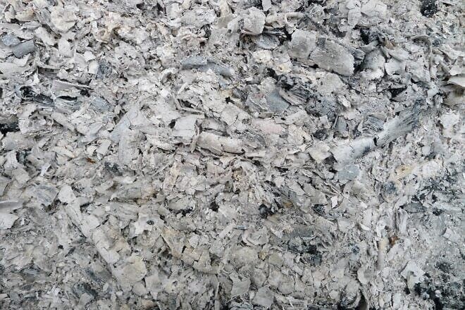 Pile of ash. Credit: Laurentius via Wikimedia Commons.