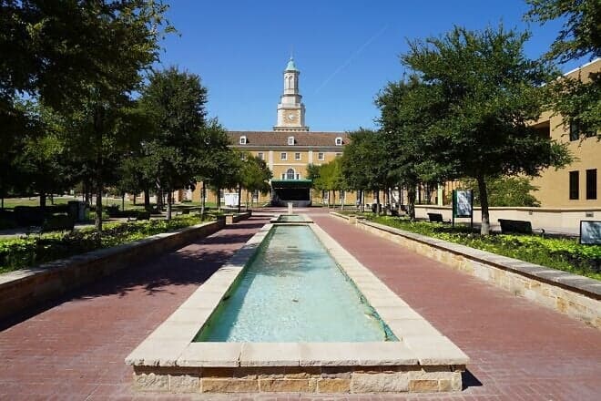 The Hurley administration building on the campus of the University of North Texas in Denton, Texas. Credit: Michael Barera via Wikimedia Commons.